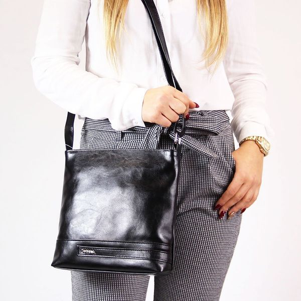 Torebka skórzana listonoszka DAN-A T303 czarna. Czarne torebki klasyczne DAN-A, bez wzorów, ze skóry, bez dodatków. Za 229.99 zł.