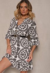 Biało-Czarna Sukienka z Bawełny o Rozkloszowanym Kroju Ozdobiona Guzikami Janivra. Czarne sukienki Renee, m, bez wzorów, z bawełny, eleganckie, bez kołnierzyka, bez ramiączek, mini, kopertowe. Za 44.99 zł.