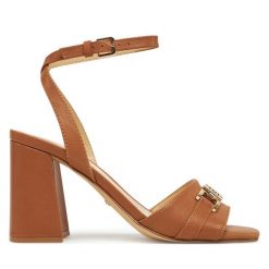 Sandały Guess. Brązowe sandały Guess, z aplikacjami, bez obcasa, na słupku, bez zapięcia. Za 569.99 zł.