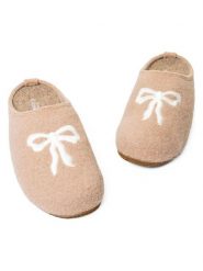 Living Kitzbühel Kapcie "Mimi Bow" w kolorze beżowym rozmiar: 39. Brązowe obuwie domowe Living Kitzbühel, z aplikacjami, z materiału, bez zapięcia. Za 259.95 zł.