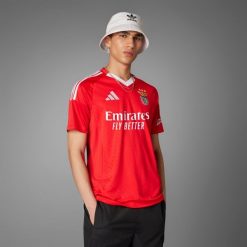 Koszulka piłkarska ADIDAS Benfica domowa sezon 24/25. Bluzki Adidas, m, bez wzorów, sportowe, bez kołnierzyka, bez ramiączek. W wyprzedaży za 339.99 zł.