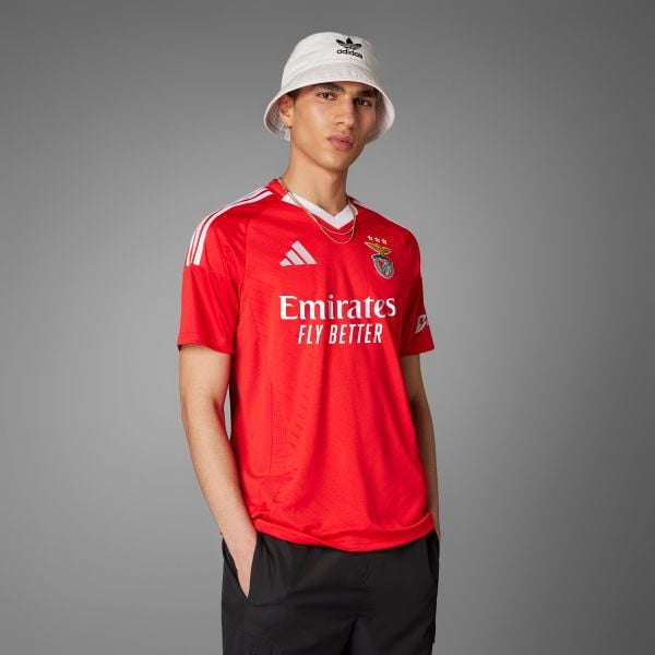 Koszulka piłkarska ADIDAS Benfica domowa sezon 24/25. Bluzki Adidas, s, bez wzorów, sportowe, bez kołnierzyka, bez ramiączek. W wyprzedaży za 339.99 zł.