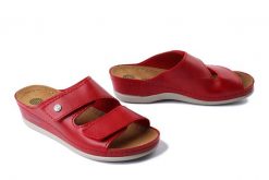 DR. BRINKMANN 700743-04 rot, klapki damskie. Czerwone klapki Dr. Brinkmann, bez wzorów, ze skóry, bez obcasa, na koturnie. Za 167.93 zł.