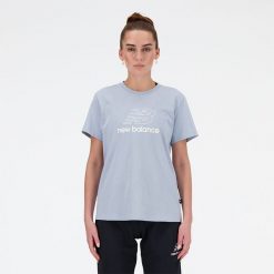 Koszulka damska New Balance WT41816LAY – niebieska. Niebieskie bluzki New Balance, s, bez wzorów, z materiału, eleganckie, bez kołnierzyka, bez ramiączek. Za 69.99 zł.