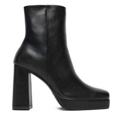 Botki DeeZee. Czarne botki DeeZee, bez wzorów, bez obcasa, na słupku, bez zapięcia. Za 199.99 zł.