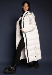 Biała Pikowana Kurtka o Długim Kroju z Kapturem i Ściągaczami Zapinana z Boku na Napy Siarielia. Białe kurtki narciarskie Renee, l, bez wzorów, z jeansu, z kapturem, narciarskie. Za 169.99 zł.