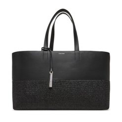 Torebka Calvin Klein. Czarne torebki klasyczne Calvin Klein, bez wzorów, bez dodatków. Za 349.99 zł.