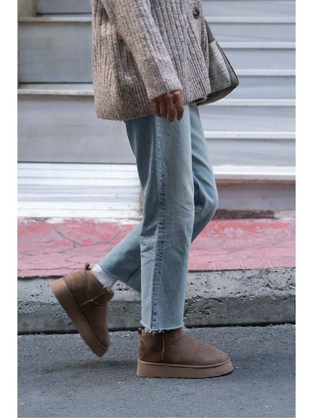 Trendyol Skórzane botki w kolorze brązowym rozmiar: 39. Brązowe botki Trendyol, bez wzorów, z materiału, bez obcasa, bez zapięcia. Za 183.15 zł.