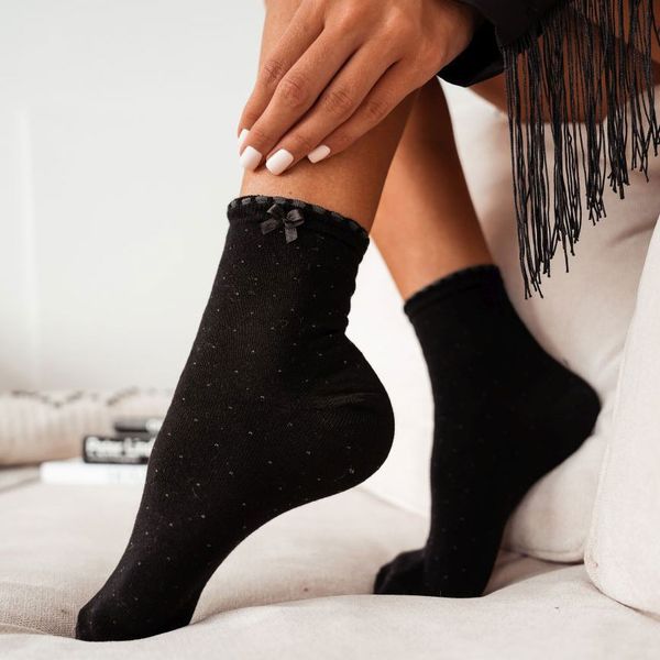 Czarne skarpetki damskie w kropki + kokarda 953. Czarne skarpety Milena, bez wzorów, z bawełny. Za 15.00 zł.