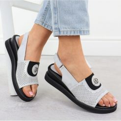 Sandały damskie na podwyższeniu z gumą srebrne Jezzi RMR2267-2 srebrny. Szare sandały bez wzorów, z gumy, eleganckie, bez obcasa, bez zapięcia. Za 264.58 zł.