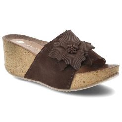 Klapki damskie Armodo, cholewka ze skóry naturalnej zamszowej z szerokim paskiem z przodu ozdobna aplikacja kwiatowa na stabilnym koturnie, brązowe,. Brązowe klapki Armodo, z aplikacjami, ze skóry, bez obcasa, na koturnie. Za 319.00 zł.