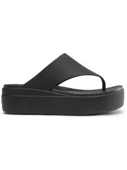 Crocs Japonki "Brooklyn" w kolorze czarnym na koturnie rozmiar: 42/43. Czarne klapki Crocs, bez wzorów, z tworzywa sztucznego, bez obcasa, na koturnie. Za 131.74 zł.