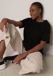 Czarny T-shirt z Bawełny Typu Oversize Nedika. Czarne t-shirty Born2be, m, bez wzorów, z bawełny, bez kołnierzyka, bez ramiączek. Za 39.99 zł.