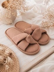 Kapcie z ozdobnym wiązaniem - beżowy. Brązowe obuwie domowe Sinsay, bez wzorów, bez zapięcia. Za 19.99 zł.