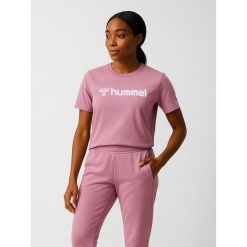 Koszulka damska Hummel Mover. Fioletowe bluzki Hummel, bez wzorów, sportowe, bez kołnierzyka, bez ramiączek. Za 125.50 zł.