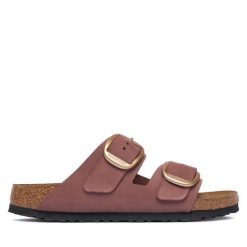 Klapki Birkenstock. Czerwone klapki Birkenstock, bez wzorów, bez obcasa. Za 674.99 zł.