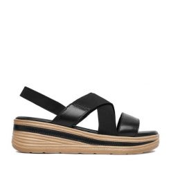 Sandały Lasocki. Czarne sandały Lasocki, bez wzorów, bez obcasa, na koturnie, bez zapięcia. Za 179.99 zł.