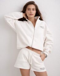 Damska bluza rozpinana, wysoki kołnierz bawełniana mieszanka Script złamana biel. Białe bluzy sportowe AIM'N, m, bez wzorów, z bawełny, bez kaptura. Za 381.00 zł.