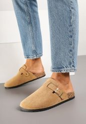 Jasnobrązowe Klapki Chodaki z Imitacji Zamszu z Klamrą Aklinera. Brązowe klapki Born2be, bez wzorów, z jeansu, bez obcasa, na płaskiej podeszwie. Za 44.99 zł.