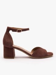 Ciemnobrązowe sandały na słupku. Brązowe sandały Ryłko, bez wzorów, ze skóry, eleganckie, z okrągłym noskiem, bez obcasa, na obcasie, bez zapięcia. Za 399.99 zł.