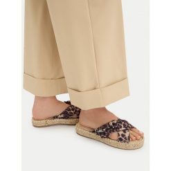 Klapki Liu Jo. Brązowe klapki Liu Jo, bez wzorów, bez obcasa. Za 258.99 zł.
