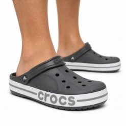 Klapki chodaki sportowe Crocs BAYABAND CLOG. Białe klapki Crocs, bez wzorów, z materiału, bez obcasa. Za 219.00 zł.