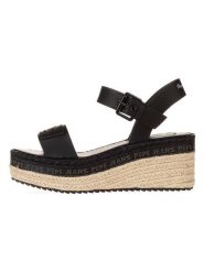 Pepe Jeans FOOTWEAR Sandały w kolorze czarnym na koturnie rozmiar: 38. Czarne sandały Pepe Jeans FOOTWEAR, bez wzorów, z jeansu, z otwartym noskiem, bez obcasa, na koturnie, bez zapięcia. Za 136.13 zł.