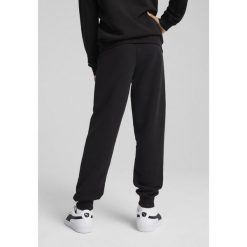 Młodzieżowe spodnie dresowe Essentials Script PUMA Black. Czarna spodnie dresowe Puma, m, bez wzorów, z dresówki, na jogę i pilates. W wyprzedaży za 114.00 zł.