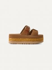 UGG Skórzane klapki "Aubrey" w kolorze jasnobrązowym rozmiar: 36. Brązowe klapki UGG, bez wzorów, ze skóry, z otwartym noskiem, bez obcasa, na platformie. Za 527.10 zł.
