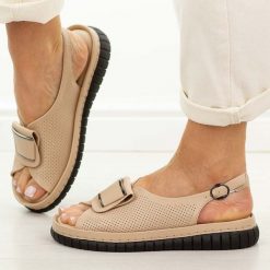 Beżowe skórzane sandały damskie T.Sokolski 475. Brązowe sandały Sokolski, z aplikacjami, z jeansu, casualowe, bez obcasa, na platformie, bez zapięcia. W wyprzedaży za 192.72 zł.