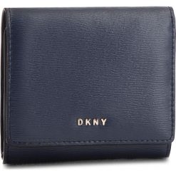 Mały Portfel Damski DKNY - Bryant Trifld Wallet R7413100 Navy NVY. Niebieskie portfele DKNY, bez wzorów, ze skóry. W wyprzedaży za 279.00 zł.