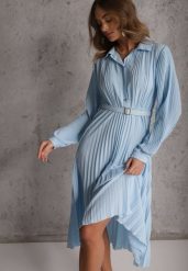 Niebieska Koszulowa Sukienka z Plisowanymi Zdobieniami i Paskiem z Klamrą Efrivelle. Niebieskie sukienki Renee, na co dzień, l, z aplikacjami, eleganckie, bez kołnierzyka, bez ramiączek, midi, kopertowe. Za 149.99 zł.