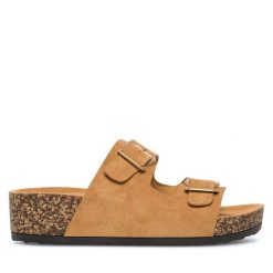 Klapki Clara Barson. Brązowe klapki Clara Barson, bez wzorów, bez obcasa. Za 55.99 zł.