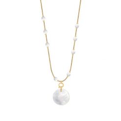 Naszyjnik Pearls z medalikiem z masy perłowej pozłacany. Żółte naszyjniki Lilou, z perłą, pozłacane. Za 407.00 zł.