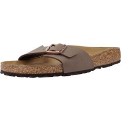 Klapki damskie Birkenstock 040093. Brązowe klapki Birkenstock, bez wzorów, z materiału, z otwartym noskiem, bez obcasa. Za 380.66 zł.