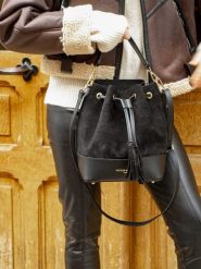 Victor & Hugo Paris Skórzana torebka "Livy" w kolorze czarnym - 21,5 x 27 x 15 cm rozmiar: onesize. Czarne torby na ramię Victor & Hugo Paris, bez wzorów, z materiału, przez ramię, bez dodatków. Za 260.99 zł.