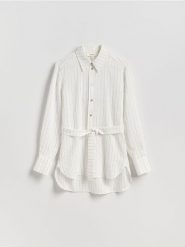 Długa koszula z wiązaniem - biały. Białe koszule Reserved, l, bez wzorów, z tkaniny, bez kołnierzyka, bez ramiączek. Za 199.99 zł.