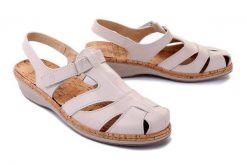 SUAVE 720137-8 natural, sandały damskie. Brązowe sandały Suave, bez wzorów, bez obcasa, na koturnie, bez zapięcia. Za 394.90 zł.