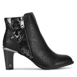 Botki Mustang. Czarne botki Mustang, bez wzorów, bez obcasa, na słupku, bez zapięcia. Za 349.99 zł.