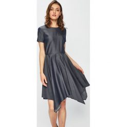 Trussardi Jeans - Sukienka. Niebieskie sukienki Trussardi Jeans, na co dzień, bez wzorów, z jeansu, casualowe, bez kołnierzyka, bez ramiączek, mini, proste. W wyprzedaży za 399.90 zł.