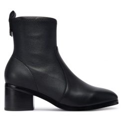 Botki Tommy Hilfiger. Czarne botki TOMMY HILFIGER, bez wzorów, bez obcasa, na płaskiej podeszwie, bez zapięcia. Za 799.99 zł.