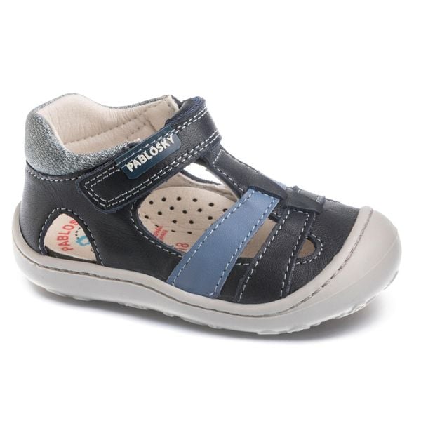 Sandały PABLOSKY 023922P Niebieski. Niebieskie sandały PABLOSKY, bez wzorów, ze skóry, bez obcasa, bez zapięcia. Za 157.99 zł.