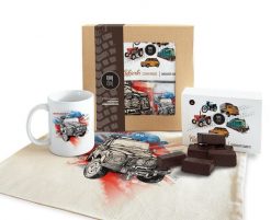 Land Rover — paczka (Zawartość paczki: koszulka, torba, kubek, słodycze; Rozmiar koszulki / bluzy: L (damska); Kolor koszulki / bluzy: jasnoszary mela. Szare torby na ramię nikiniki, bez wzorów, z bawełny, sportowe, na ramię, bez dodatków. Za 169.00 zł.