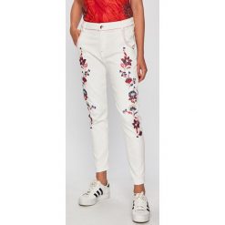 Desigual - Jeansy Larisa. Białe jeansy Desigual, bez wzorów, z obniżonym stanem. W wyprzedaży za 239.90 zł.