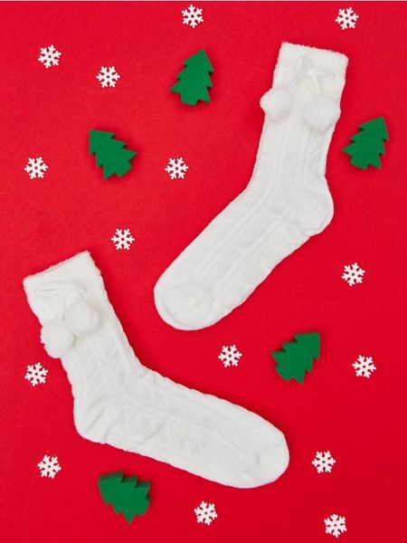 Skarpetki - kremowy. Białe skarpety Sinsay, bez wzorów, ze splotem. Za 19.99 zł.