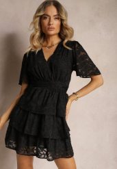 Czarna Sukienka o Rozkloszowanym Kroju z Dekoltem w Serek i Falbankami Drapia. Czarne sukienki Renee, na imprezę, l, bez wzorów, eleganckie, bez kołnierzyka, bez ramiączek, mini, rozkloszowane. Za 109.99 zł.