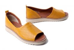 ARTIKER RELAKS 56C2534 żółty, sandały damskie. Żółte sandały Artiker Relaks, bez wzorów, bez obcasa, na płaskiej podeszwie, bez zapięcia. Za 249.90 zł.