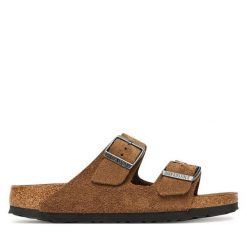Klapki Birkenstock. Brązowe klapki Birkenstock, bez wzorów, bez obcasa. Za 589.99 zł.