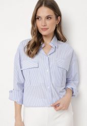 Jasnoniebieska Koszula o Krótszym Kroju z Kieszeniami w Paski Guelia. Niebieskie koszule Born2be, l, bez wzorów, eleganckie, bez kołnierzyka, bez ramiączek. Za 79.99 zł.