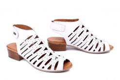 PIAZZA 910321-03 weiss, sandały damskie. Białe sandały Piazza, w ażurowe wzory, ze skóry, bez obcasa, na obcasie, bez zapięcia. Za 299.90 zł.